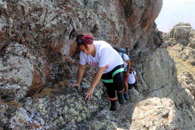 iftin dac arkadalarnn ahitlik ettii nikahn ardndan zirvede mzik alan daclar, elenip dn halay ekti. 