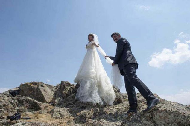 Evleniyorsak ve dacysak bunu gzel bir zirvede gerekletirelim dedik ve 2550 metrede, Tekelti Da gibi zor bir dan zirvesinde dnya evine girdik.' ifadelerini kulland. 