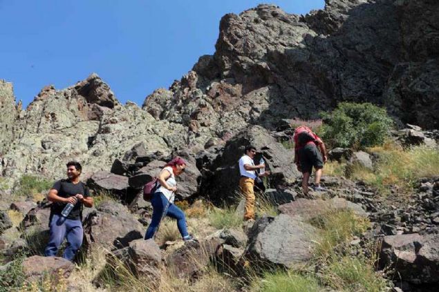 Daclarla zirveye kan Belediye Bakan Trkan, zirvede cbbesini giyip gen iftin nikahn kydktan sonra aile czdann teslim etti. 