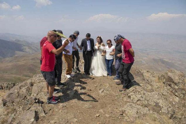 'Tekelti Da gibi zor bir dan zirvesinde dnya evine girdik'  <br><br>  Gelin Ekin Kayadibi, 'Yaklak iki yl nce Zor Da'nn zirvesinde evlenme karar almtk. Dndk ve Tekelti Da'na zirve trman yapp burada nikah yaparak evliliimizi mutlu sona eritirmeyi planladk, ok mutluyuz.' eklinde konutu. 