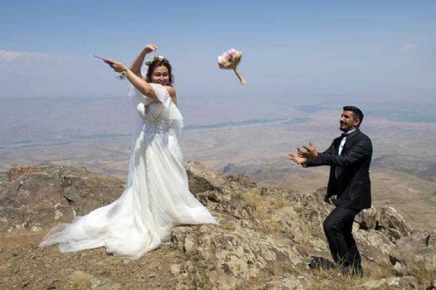 Daha nce duymadm ama dan zirvesine kp gelinlik-damatlk giyen bir ift ve zirveye kp nikah kyan bir belediye bakan yoktur. Her ey ok gzel ve ok ilginti. Genlerimize mr boyu mutluluklar diliyorum.' diye konutu. 