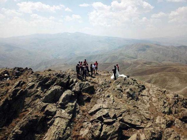 Ekin Kayadibi ve Zeki Mikyas ifti, 2017 ylnda Idr'da bulunan 3200 rakml Zor Da'nn zirvesinde evlenme karar ald.  