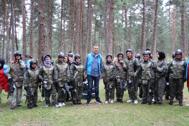 Bolu'ya gelen Bakan Seluk, kampste 357 renci ve 40 genlik liderinin katld 'Genlik Kamp'n ziyaret etti.  