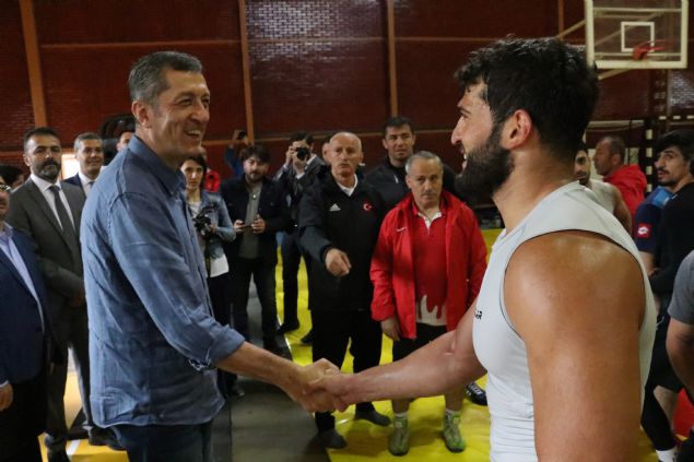 Blgede hazrlklarn srdren Grekoromen Gre Milli Takm'nn antrenman da izleyen Seluk, teknik direktr Salih Bora'dan almalar hakknda bilgi ald.  