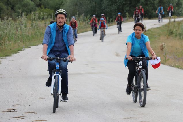 Bakan Seluk, bu tr kamplarn deerli olduunu dile getirerek, 'Bir renciyi derste ne yaptyla deil, ders dnda ne yaptyla tanmaya alrm. Bir renci ders dnda ne yaptyla fark oluturur.'  