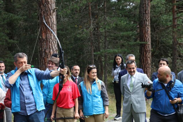 Okulda ok baarl olan rencilerin hayatta da ok baarl olacann garantisinin olmadn vurgulayan Seluk, hayat baarsn etkileyen farkl faktrlerin olduuna dikkati ekti.  