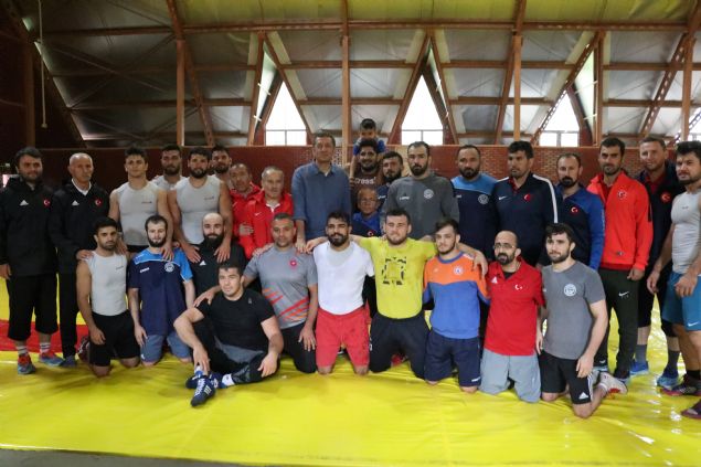 Kamptaki genlere kitap hediye eden Seluk, daha sonra yemekhanede tabldot yemei alarak rencilerle yedi.  