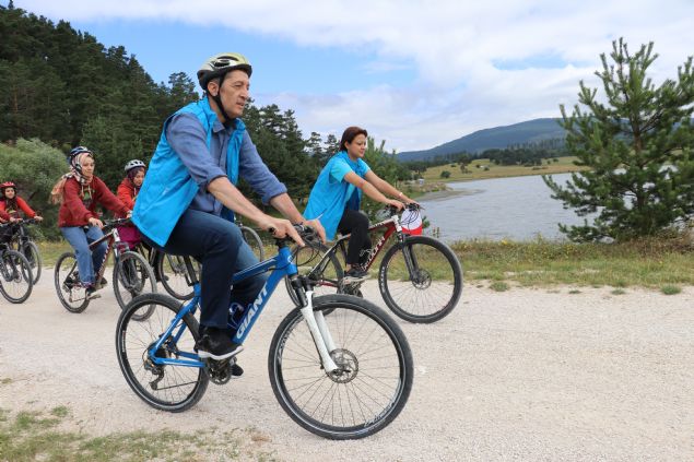 'Zeka elbette nemlidir ama sabr ve irade ondan daha nemlidir. Sabr ve irade yoksa zeka hayat yolcuunda size gl bir ara olarak kendisini gstermiyor. Asla angarya olarak dnmeyin ve 'Bana ne.' demeyin.'  