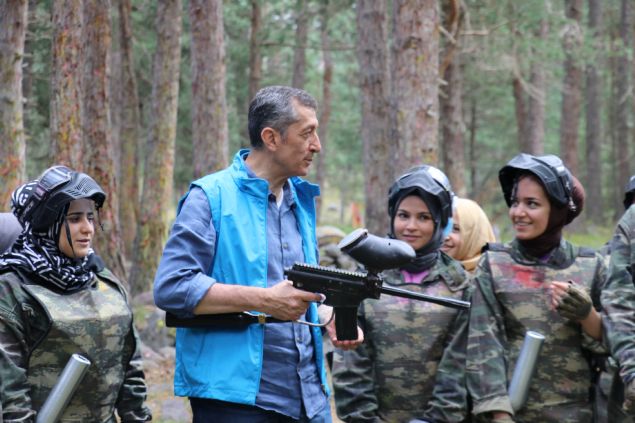 Milli Eitim Bakan Seluk'a ziyaretlerinde, Genlik ve Spor Bakan Yardmcs Halis Yunus Ersz, Bolu Vali Yardmcs lhan Turgut, l Milli Eitim Mdr Yasin Tepe, AK Parti Bolu milletvekilleri Fehmi Kp ve Arzu Aydn ile AK Parti Bolu l Bakan Nurettin Doanay da elik etti.  