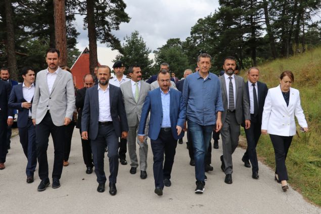 Genlerle sohbet eden Seluk, gitar alp ark syleyen rencilere de elik etti.  