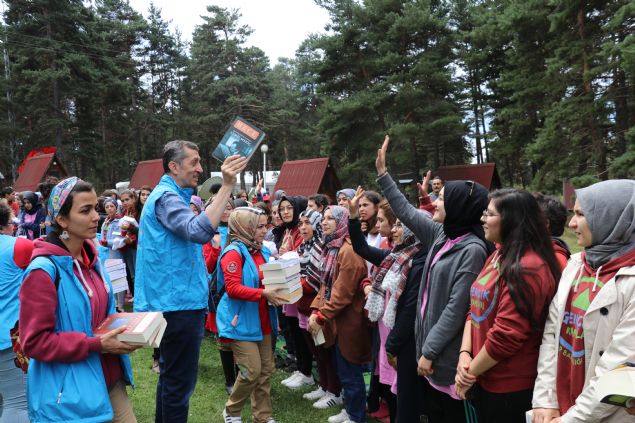 'BR RENC DERS DIINDA NE YAPTIIYLA FARK OLUTURUR'  <br><br>  Yemein ardndan rencilere hitap eden Seluk, kampta emei geenlere teekkr etti.  