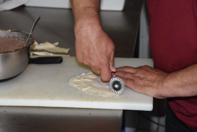 inde kyma, az miktarda soan, karabiber ve tuzun olduu bir harla kartrlyor ve o kymaya mutlaka bir su ilave ediliyor.  