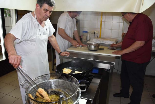 Normalde ar olur diye korkan ve ilk defa yiyen bir sr insanlar var. Normalde ok hafiftir. Niye hafiftir nk bizim hamurumuz gayet incedir. ok ince bir hamurun iine bir kak kyma atlr, kzgn yada 15 ila 20 saniye arasnda pier ve kar. Yani bu kadar ksa sre ierisinde pier ve o su sayesinde buhar iinde hapsolur.   