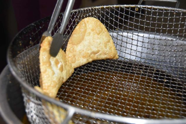 Yerli ve yabanc turistlerin youn olarak bulunduu Sazova Park, tarihi Odunpazar evleri, Porsuk ay kenarndaki kafe ile restoranlarda youn olarak bulunan ibrek genellikle ayran ile birlikte servis ediliyor.     