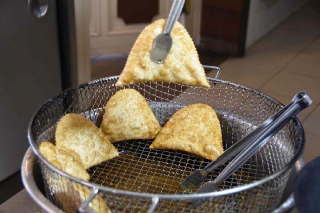 ESKEHR'e g eden Krm Trklerinin geleneksel a olan ve Tatar dilinde 'nefis, gzel' anlamndaki 'i' adyla yaplan brek, kentin en mehur lezzetleri arasnda yer alyor.           