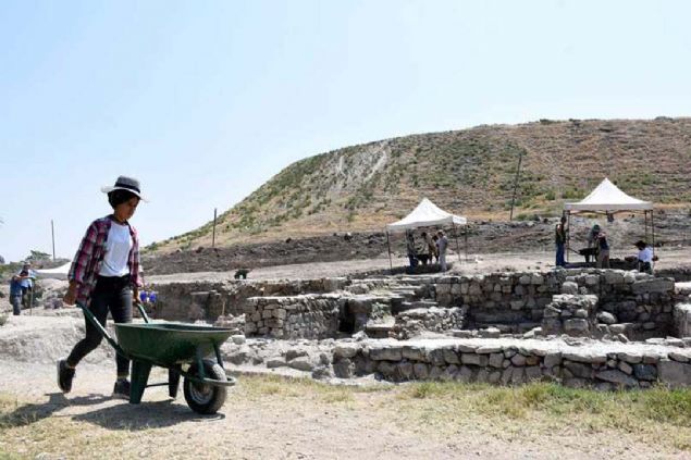 Tandrlarla birlikte eitli duvar kalntlar ve demeler, buradaki yerleimin Osmanl'nn son dnemlerine kadar devam ettiini gstermektedir.  