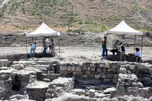 Kazmay vurduumuz zaman yle olmad anlald. Grdk ki saray yerlekesi Seluklu kaynanda anlatlann aksine 1265 sonrasnda da kullanlmaya devam etmi.   