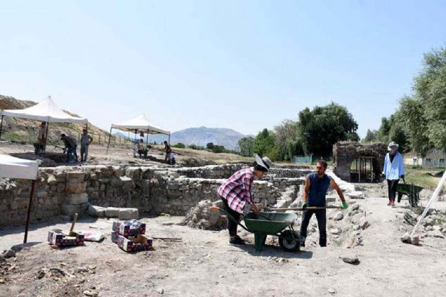 Duvarlar ve zemin demeleri bize bunu gsteriyor. Farkl seviyelerde demelerin olmas sarayn farkl dnemlerde de kullanldn gsteriyor.  