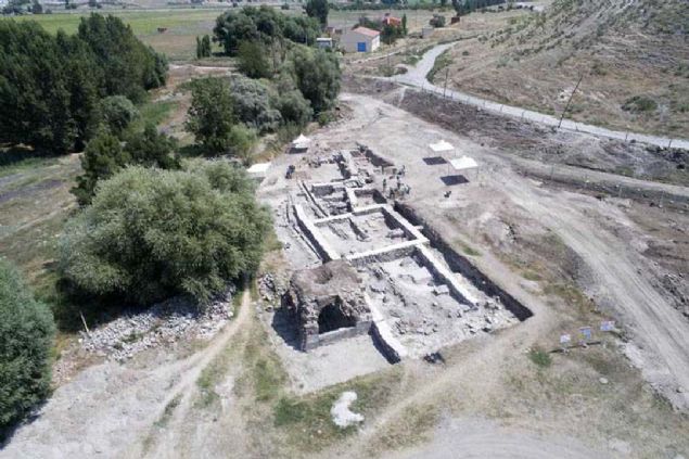 Bu kullanm saray amal olmayabilir ancak unu grmekteyiz ki buradaki yerleim ge dnemlere kadar devam etmitir. Bunun en byk kantlarndan biri de farkl dnemlere tarihlediimiz tandrlardr.   