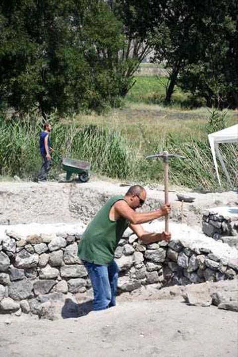 Ge dneme kadar 18. belki 19. yzyla ait ok sayda tandr var. Hem duvarlar hem bu malzemeler, buradaki yerleimin en azndan Osmanl'nn son dnemlerine kadar devam ettiini gsteriyor.'  