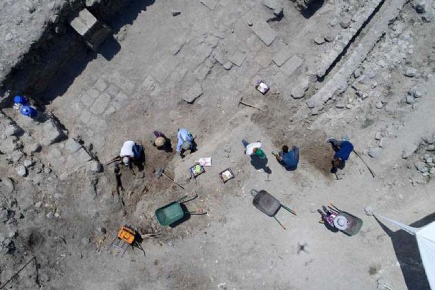 Kayseri eker Fabrikas arazisinde yer alan Keykubadiye Saray'ndaki kaz almalar, Seluk niversitesi retim yeleri ve rencileri ile Kltr ve Turizm Bakanlndan bir temsilcinin yer ald ekiple devam ediyor.   