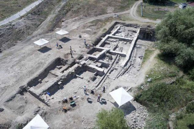 Anadolu Seluklu Sultan 1. Alaeddin Keykubad tarafndan Kayseri'de yaptrlan Keykubadiye Saray'ndaki 'Drt Kemerli Kk' evresinde gerekletirilen kazlar tarihe k tutuyor.  