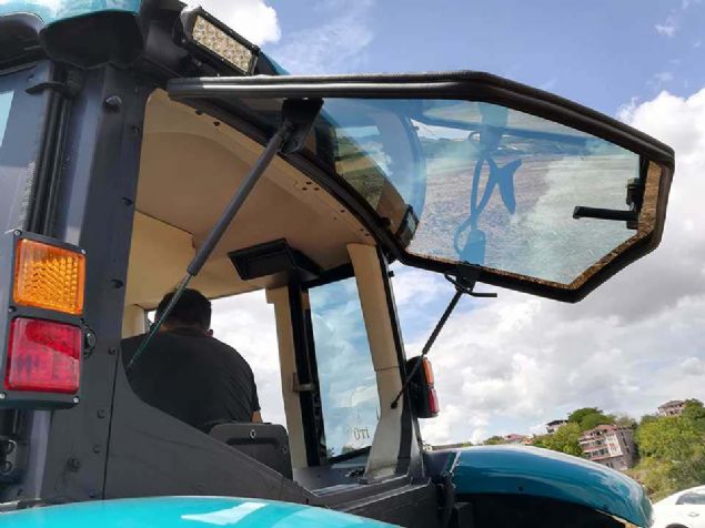 Pulluu topraktan karmak iin hafife geri viteste gitmek gerekiyor.   <br><br>  Son not olarak: Bizim yerli elektrikli traktrmz 4 adet fosil yaktl traktrle ba edebilecek gce sahip. 