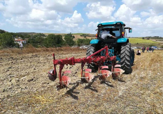 Bir ifti deiliz ama topraa yeterince battn grdkten sonra tarlann sonuna kadar pulluun topra yarmasn izledik.      