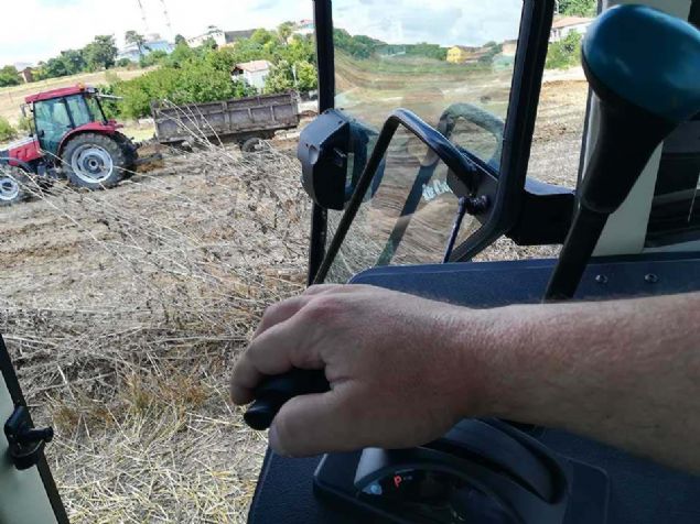 Yerli elektrikli traktr ileri vitese alp giderken pulluu topraa batran hidrolik dmesine basl tuttuk. 