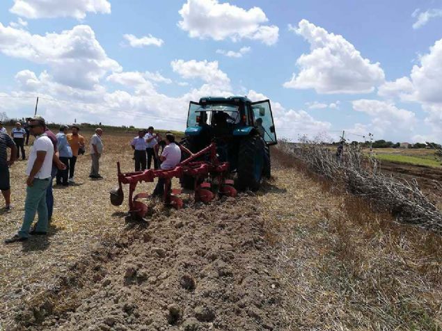 Arkasndan elektrikli traktr bo kullanacakken blgede bizi izleyen iftinin 'Traktr arkta belli olur, u ilk srdnz yerin arkndan bir daha srn.' mesajna uyup srdmz yeri geri dnerek elektrikli traktrmzn sa tekerleini ark ierisine koyarak ikinci bir sra srmn daha yaptk. 