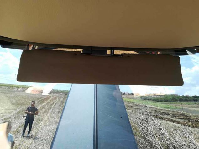 Bize bu konuda bilgi veren yetkilinin eliinde takviye vitesi ayarlayarak, arkasndan vitesin ileri (F) ve geri (R) konumlar tek bana kullanarak tarlada srm yaptk. 