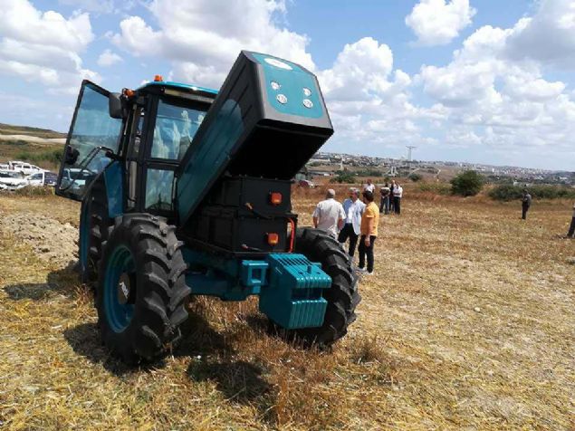 Tarm Bakanlnn yapm olduu tantmda yerli elektrikli traktrn gc dikkat ekti.   