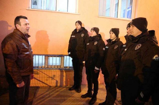 ) Silah tamaya veya silahl grev yapmaya hukuki bir engeli bulunmamak     