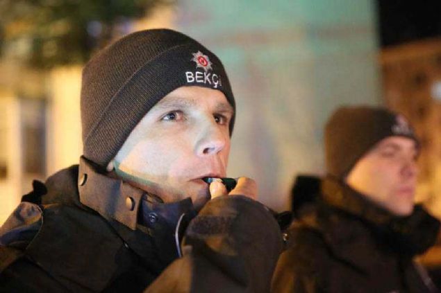 ) Adayn kendisinin ve evli ise einin; genelev, birleme yeri, randevuevi, tek bana fuhu yaplan konut ve benzeri yerlerde alm veya araclk ve bekleyicilik fiillerinde bulunmam olmak,  <br><br>  genel ahlak ve edebe aykr mahiyette her trl yazl, sesli ve grntl eserleri, kaydedildii materyale baklmakszn retmek ve satmaktan veya kumar, uyuturucu veya uyarc madde nedeniyle, hakknda herhangi bir adli veya dari soruturma veya kovuturma devam ediyor olmamak,   <br><br>  bunlardan dolay dari yaptrm uygulanmamak veya bu iler nedeniyle hkm giymemi olmak  