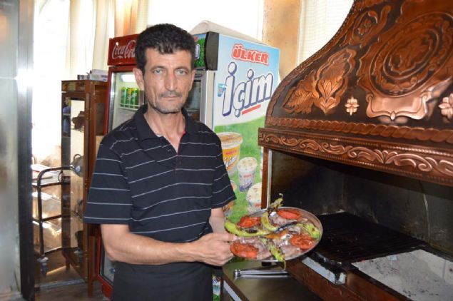 Kesimi yaplan kuzunun sabah erken saatlerde kuyu tandra atlarak hava almamas iin amurla zerinin kapatldn belirten Erkol, unlar syledi:   