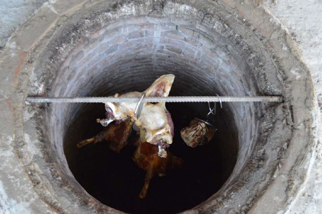 Kentin bu iki zelliinden esinlenerek, yeni bir damak tad ve isim ortaya kardklarn aktaran Erkol,  <br><br>  'Usta ellerimizle kuyu tandrda kuzularmz zel yntemlerle piirdik. Ortaya ok gzel bir lezzet ve damak tad kt. Biz de buna, ehrimizle zdelemesi iin adna 'kuzu lokum' ismini verdik.  <br><br>  Lokum kvamndaki bu harika tad, yaklak da 2 aydr mterilerimizin hizmetine sunuyoruz.' dedi.    