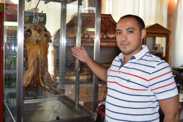 'Tandrn ierisinde kuzumuz odun ateinin kznde yaklak 1,5 saat piiyor.   <br><br>  Ondan sonra kuyunun kapan aarak etimizi 30 dakika dinlenmeye alyoruz.   <br><br>  Etimiz dinlendikten pien kuzumuzu sonra restoranmzn ierisindeki zel askl sunum vitrinine alyoruz.   <br><br>  Daha sonra mterimizin istedii porsiyona gre ustamz, etleri burada hazrlyor. Kuzu etinden hazrlanan lezzetimiz gerekten lokum tadnda.   <br><br>  Yeni alan bir iletme olmamza ramen bu lezzetimiz ile ilgili ok gzel geri dnler alyoruz.   <br><br>  Afyonkarahisar ve evre illerden kuzu lokuma ok byk ilgi var.'   