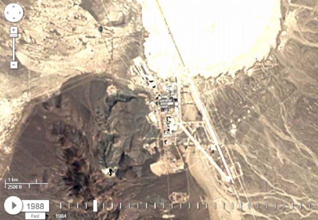 Plakas bulunmayan ve kimlikleri belli olmayan silahl gvenlik grevlileri tarafndan korunan sse kimsenin yaklamasna izin verilmezken evrede sse yaklalmas durumunda personelin ate ama yetkisinin bulunduu uyar yazlarn bulunuyor.              