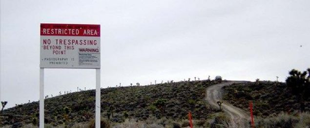 Yllardr gizemini koruyan ve iinde uzayllarn bulunduu iddia edilen 51. Blge internette ilgin bir kampanyaya konu olmutu.   <br><br>  Ancak 2 milyon kiinin gnll olmasna ramen geri adm atld.  <br><br>  Yllardr gizemini koruyan ve iinde uzayllarn bulunduu iddia edilen 51. Blge'ye girmek iin sosyal medyada balatlan kampanya 2 milyon katlmcya ulamt.               