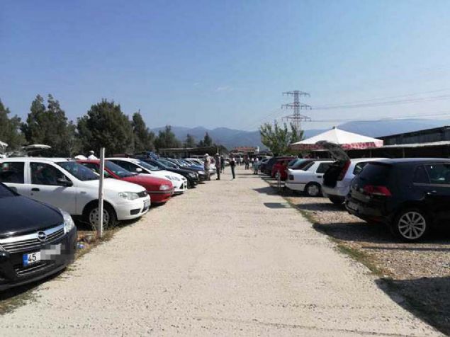 Cumhurbakan Recep Tayyip Erdoan'n aln yapt stanbul-zmir otoyolunu test etmek iin gittiimiz zmir'de araba pazarnn fiyatlarn inceleme frsatn karmadk.   <br><br>  4 Austos gn zmir'in yaknnda 60 dnm arazi zerinde kurulduu sylenen araba pazarnn nemli bir blmn gezdik.                     