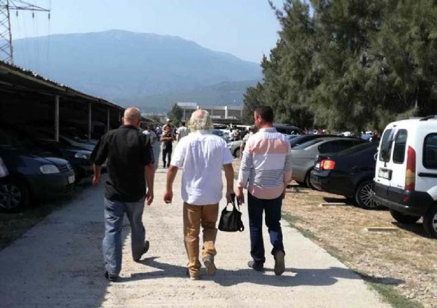 Skoda Fabia 2004 20.000 TL - 25.000 TL   <br><br>  Toyota Corolla 2016 85.000 TL - 95.000 TL  