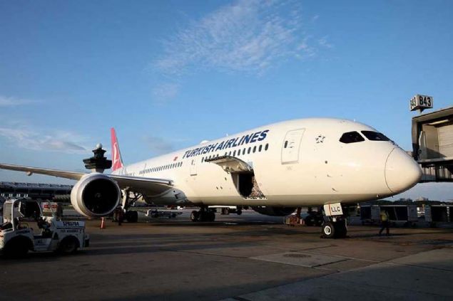 Havalimanna alklarla ilk iniini yapan uak, pistte itfaiye aralarnn 'su tak' treniyle karland. THY yetkilileri, stanbul'dan tamamen dolu olarak gelen ilk 787-9 Dreamliner'n Washington'dan tamamen dolu olarak stanbul'a dneceini belirtti.    