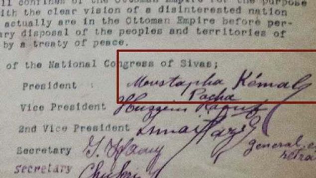ATATRK'N LATN HARFLERYLE LK MZASI BULUNUYOR   <br><br>  Bu mektupta ayn zamanda Atatrk'n 'Mustapha Kemal Pasha' yazarak Latin harfleriyle att bilinen ilk imzas bulunuyor.  