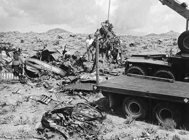 Dardan ekilen grntler buz dann sadece grnen ksm...   <br><br>  ekilen fotoraflarnda yalnzca birka hangar ve eitli kk yaplardan olutuu grlse de, yerin altnda ok nemli ve geni bir kompleksin bulunduu biliniyor.      