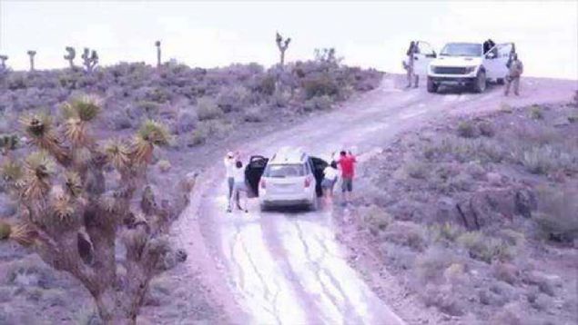 Bu uyarlara uymayp da belli bir mesafeyi aarak fotoraf ekmeye kalkanlar nce sorgulanyor sonra para cezasna arptrlyor. Blgenin gvenliini Gammo Dudes ismi verilen bekiler salyor.  