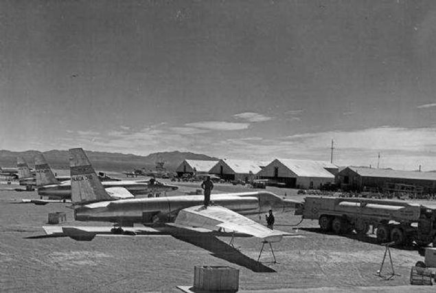 Ayda iki kez bo plakal beyaz bir otobs ssn personelini tayor.      