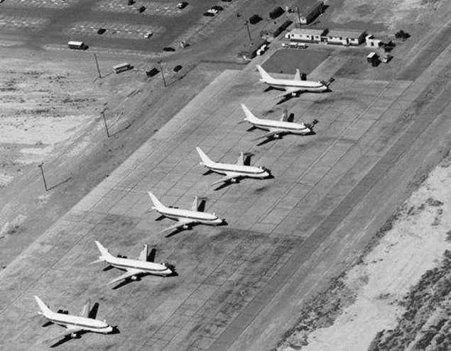 ssn devriye aralar blgedeki dier aralar gibi beyaz renkte. zerinde hibir iz, iaret yok. Baz plakalarda bir ey yazmyor, bazlarnda ise sadece sfr rakam yazyor.  