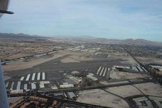 ssn pistinde sk sk uaklar inip kalkyor. Ancak onlarn zerinde de hibir kayt numaras ya da amblem yok.      