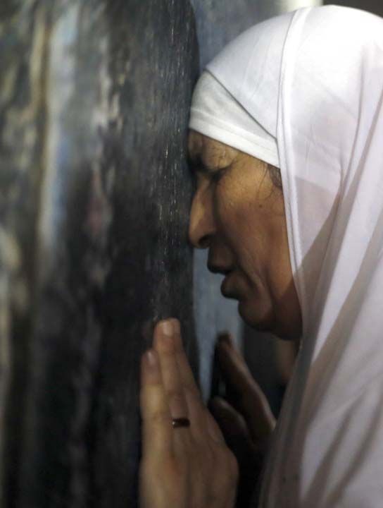 Mekke'ye yaklak 25 kilometre mesafedeki Arafat blgesine dn akamdan itibaren ulaan hac adaylar geceyi Kur'an- Kerim okuyup dua ederek geirdi. 