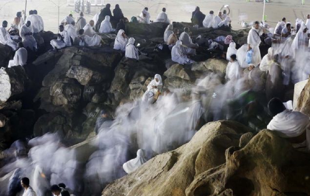 Haccn en nemli rkn vakfe iin Arafat'ta bulunan hac adaylar, Hazreti Adem ile Hazreti Havva'nn yeryznde bulutuu ve ilk tvbenin kabul edildii Cebel-i Rahme'de sabah saatlerinden itibaren byk younluk oluturdu. 